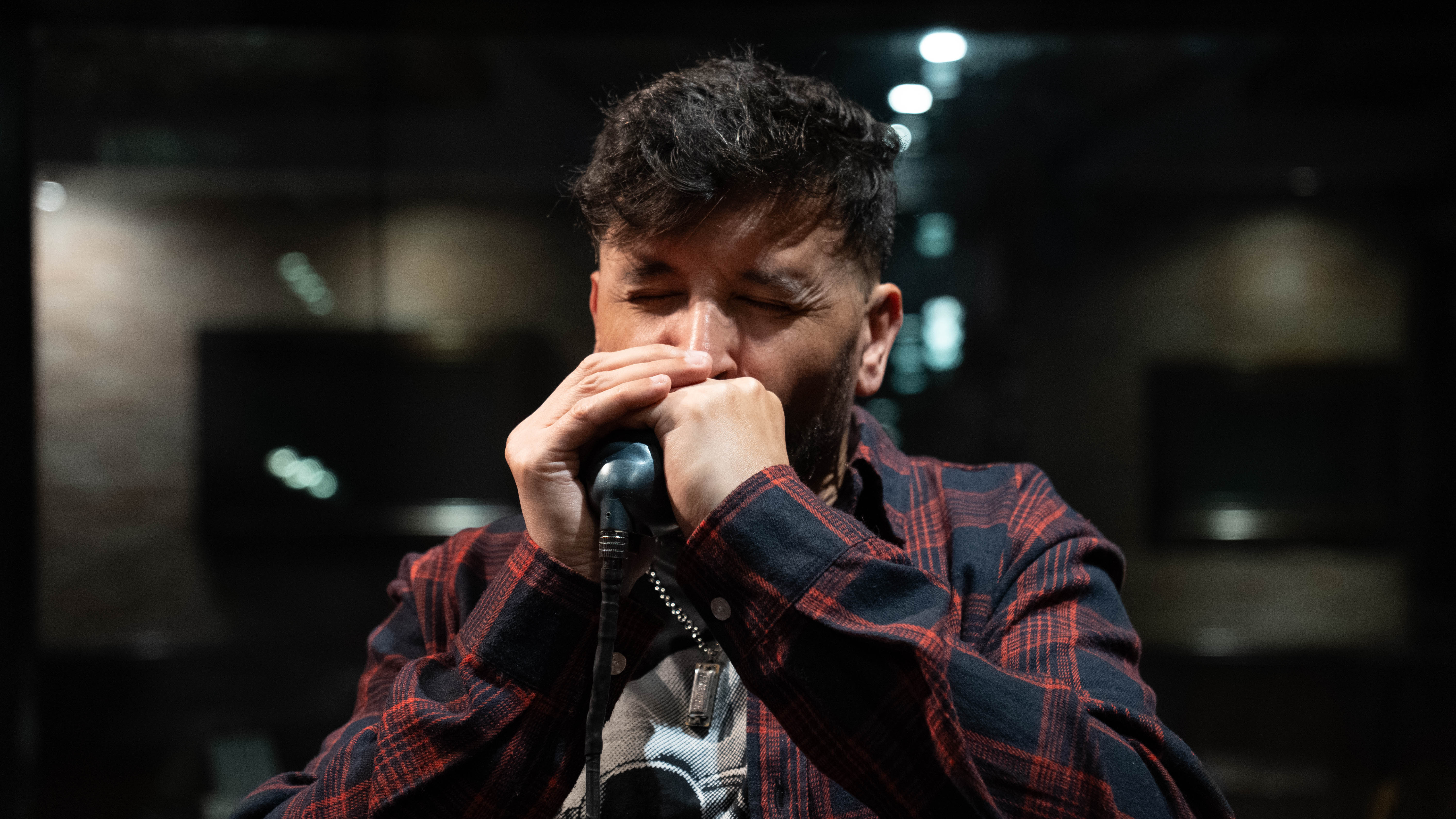 Mauricio Franco interpretando un solo con pasión