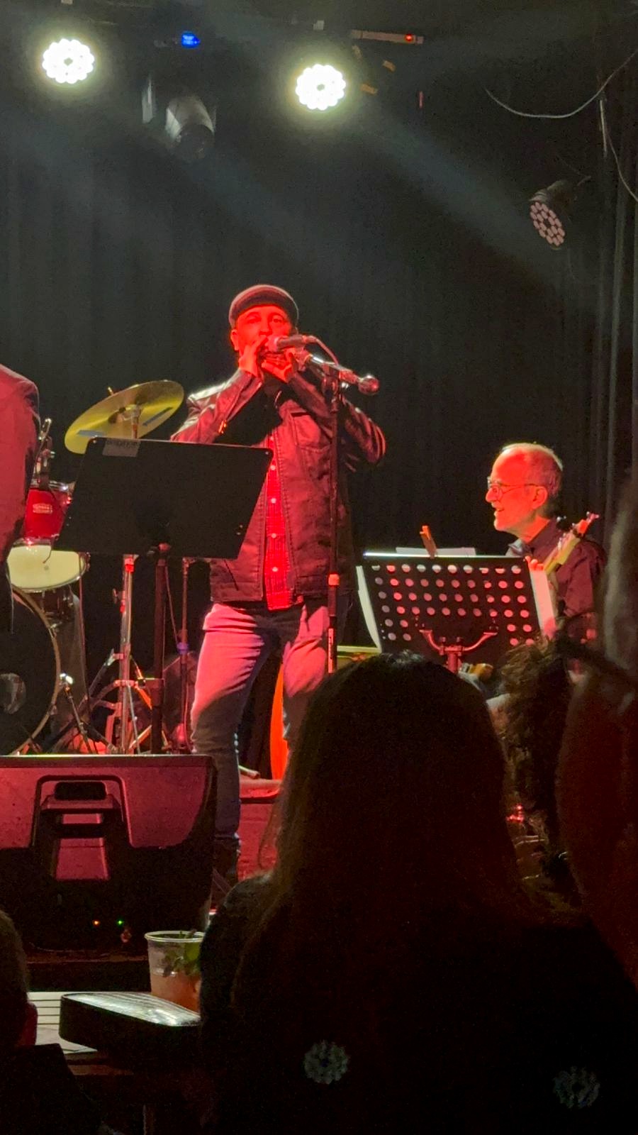 Ensamble con banda en vivo