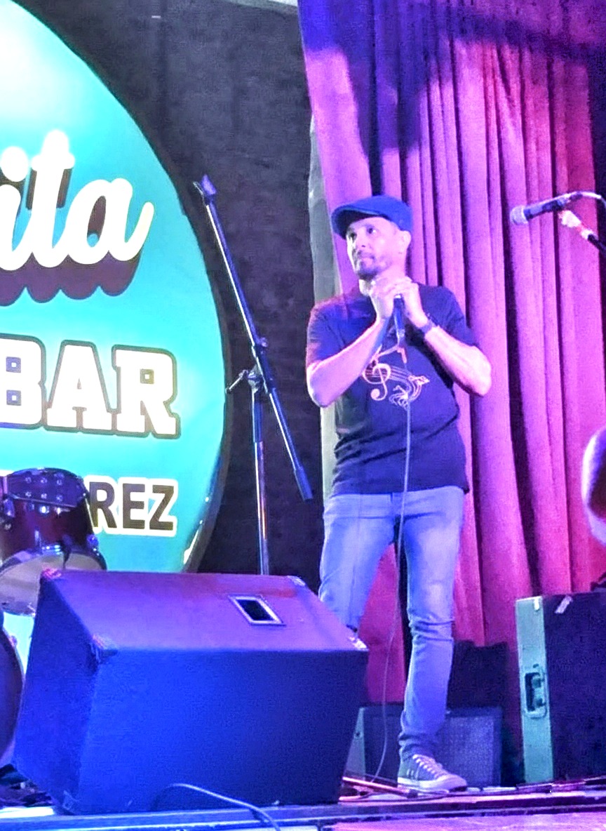 Actuación en vivo en escenario
